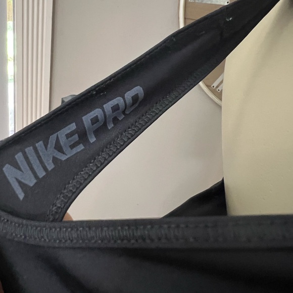 Nike - Picture 2 of 8